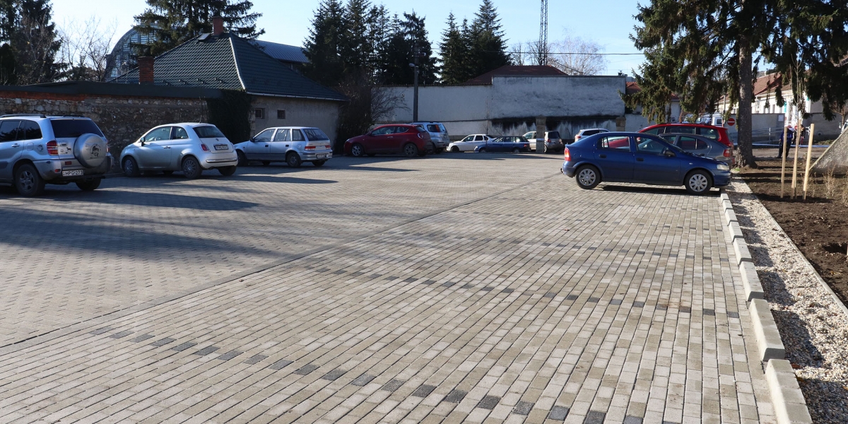 Parkoló a Béke utcában