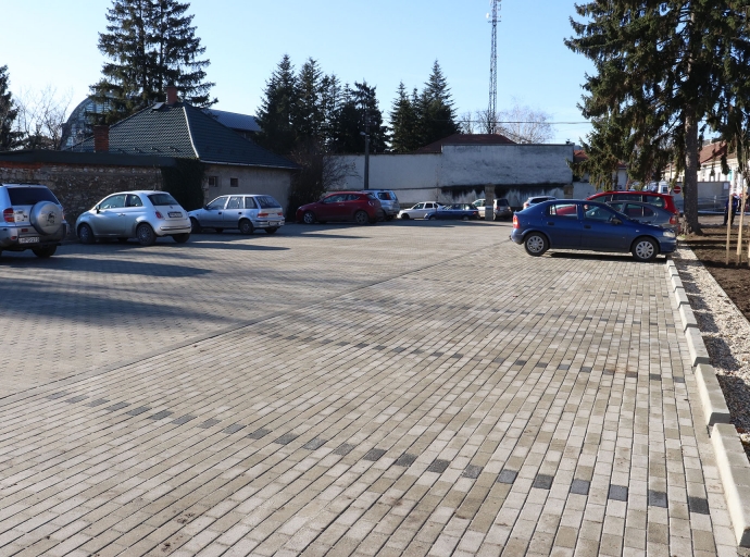 Parkoló a Béke utcában