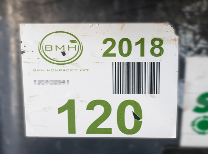 Figyelem! A kukákon kötelező a matrica!