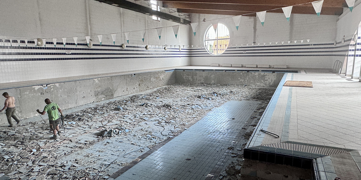 Bontás a medencetérben a tanuszodában