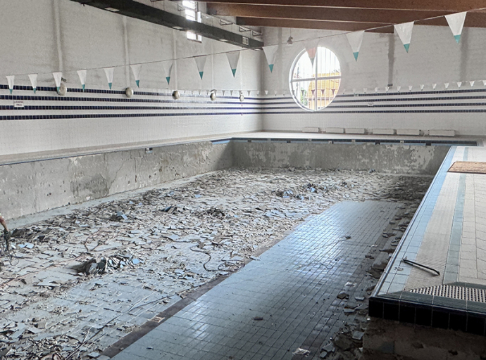 Bontás a medencetérben a tanuszodában