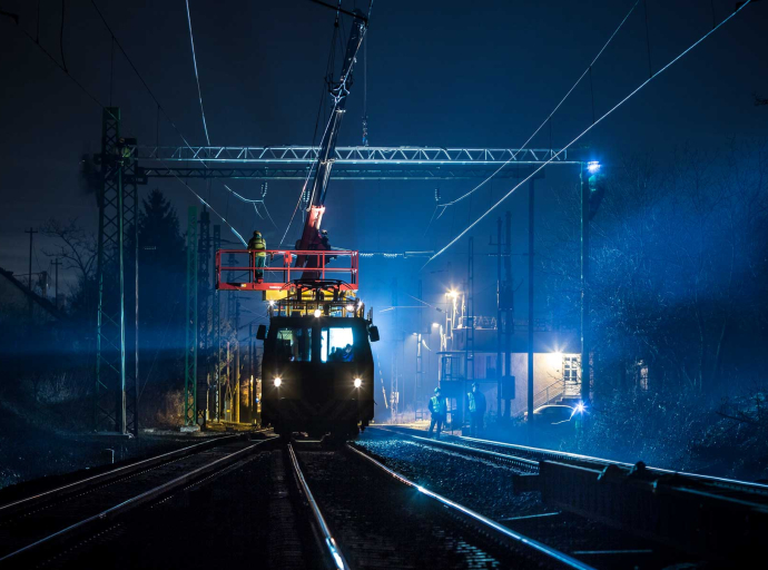 Zajjal járó éjszakai munkavégzés a vasútvonalon