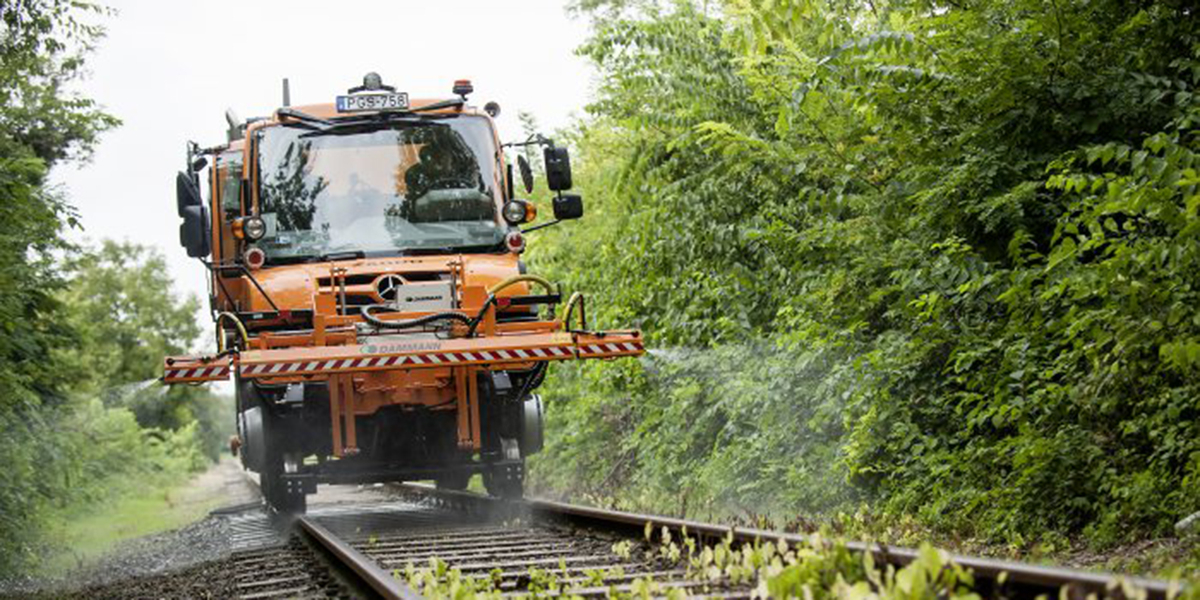 Vegyszeres gyomirtás a MÁV vasútvonal mentén