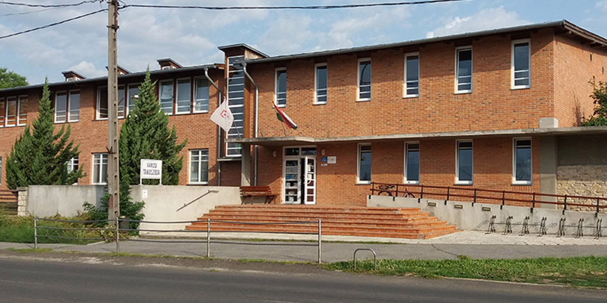 Újraindul a babaúszás