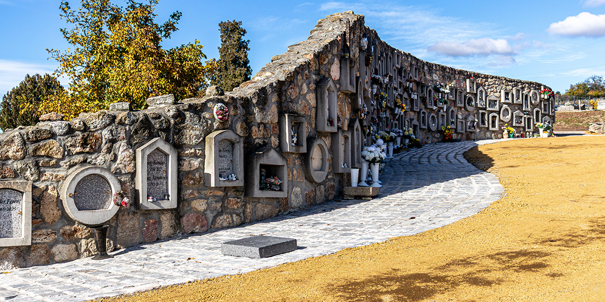 Rendezettebb lett az urnafal környezete